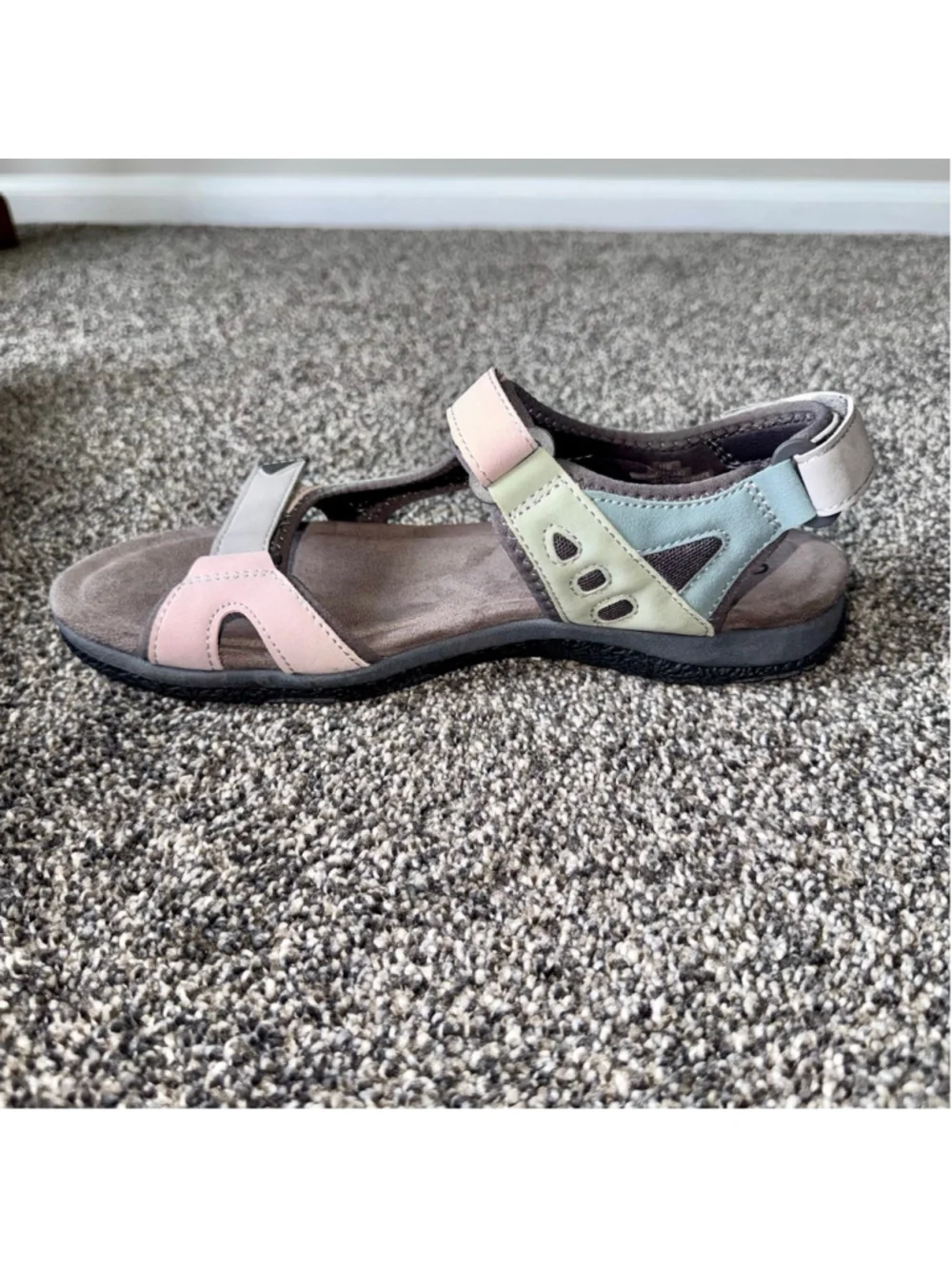 Women's Earth Origins Skylar Round Toe Lightweight Casual Flat Sandals Size 11W